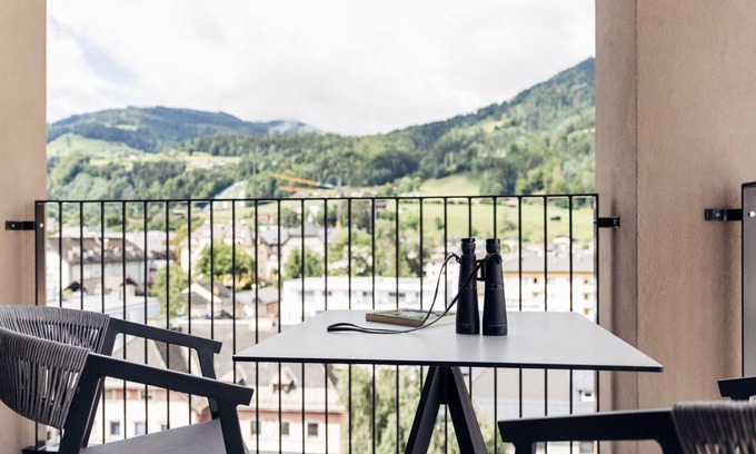 Bischofshofen House | Familienzimmer, Dusche, WC, Balkon - Hotel Harrys Home Bischofshofen