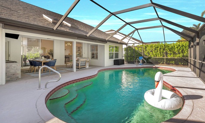 Naples House | Families-private heated pool & hot tub-pickle ball,
