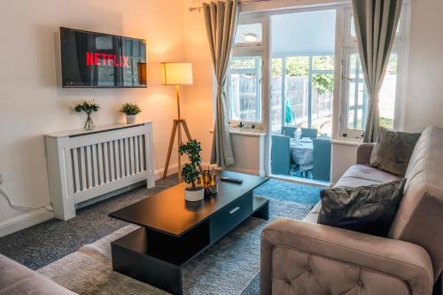 Brent House | Family 4-Bed Wembley Stadium Home - Parking & Long Stays