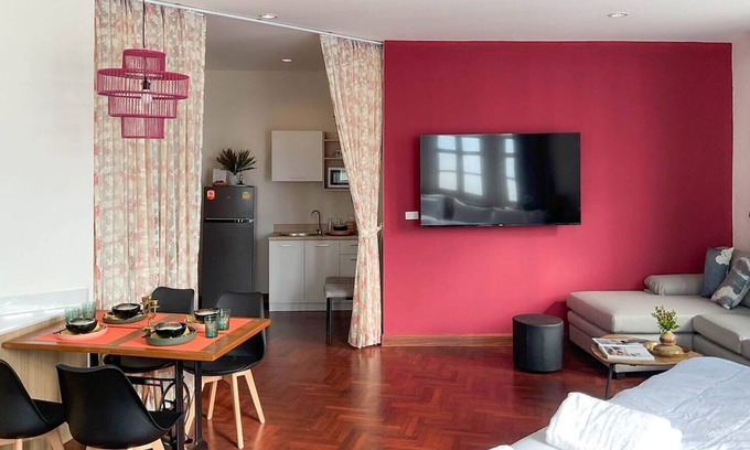 Pom Prap Sattru Phai Apartment | Family and Friend cozy space, 2 Large beds! nBelivin99 Chinatown