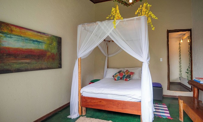 Piedade do Paraopeba Ski Chalet | Family and pet friendly chalet in Brumadinho 30 minutes from BH. Kitchen integrated with nature.