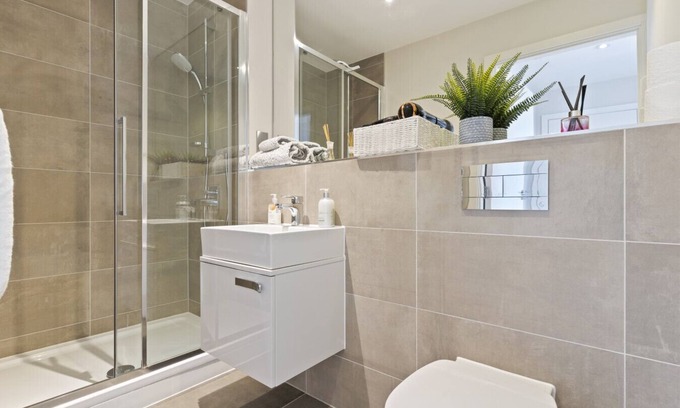 Sunbury on Thames Apartment | Family Apart for 7 Easy Booking