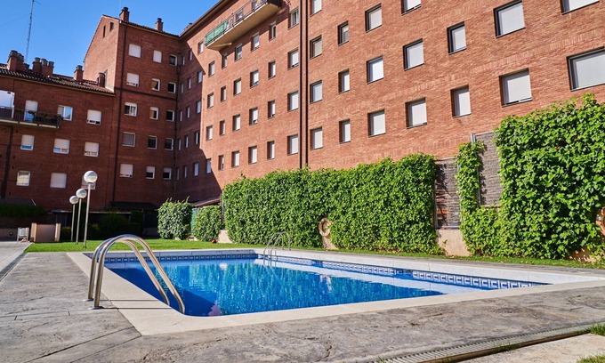 Les Escodines Apartment | Family Apartment with Parking and Pool