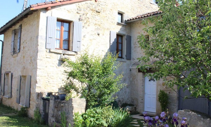 Saint-Front-la-Riviere Cottage | Family cottage with WiFi near Brantôme