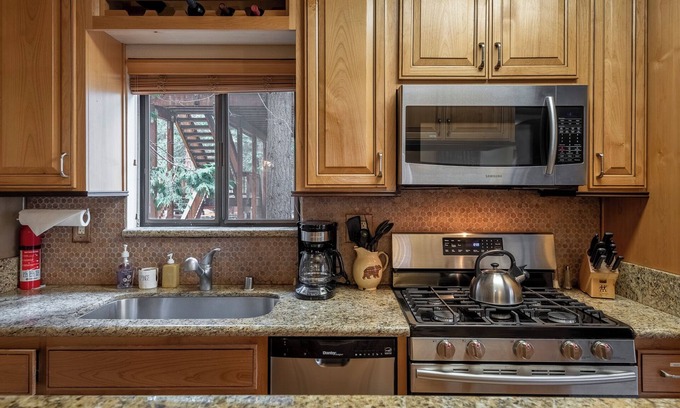 Kings Beach House | Family Cozy Cabin, 5 Min Walk To The Lake