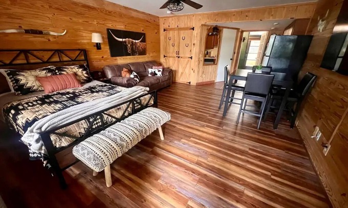 River Ranch Condo | Family Deluxe Lodge Suite: full kitchen + arcade + walk to pool and rodeo