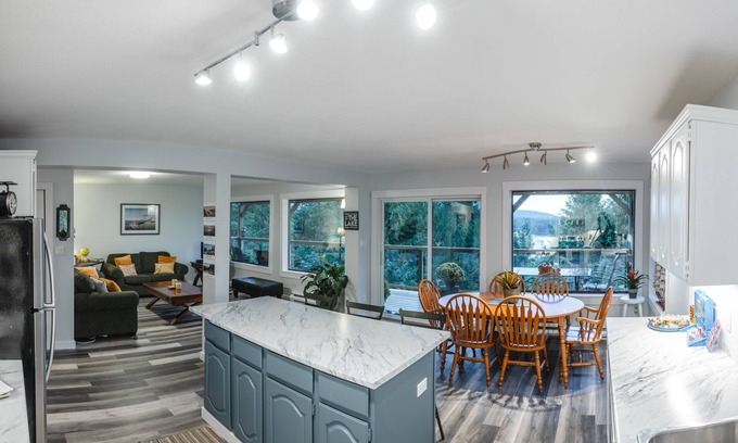 Garden Bay House | Family & dog friendly for 6 people - walking distance to 4 lakes!