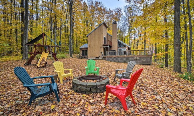 Harbor Springs House | Family Escape - Near Little Traverse Wheelway