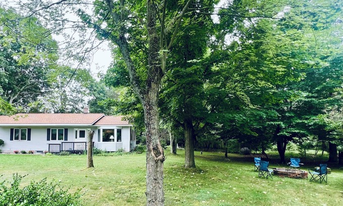 Arcadia House | Family Friendly 2BR with Lake Michigan Beach, Skiing, Golf Nearby