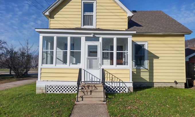 Cochrane House | Family-Friendly 3-bedroom house, Firepit, Clawfoot Tub, Local Attractions