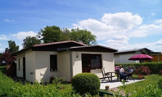 Neukalen House | Family-friendly bungalow with fireplace, terrace, barbecue