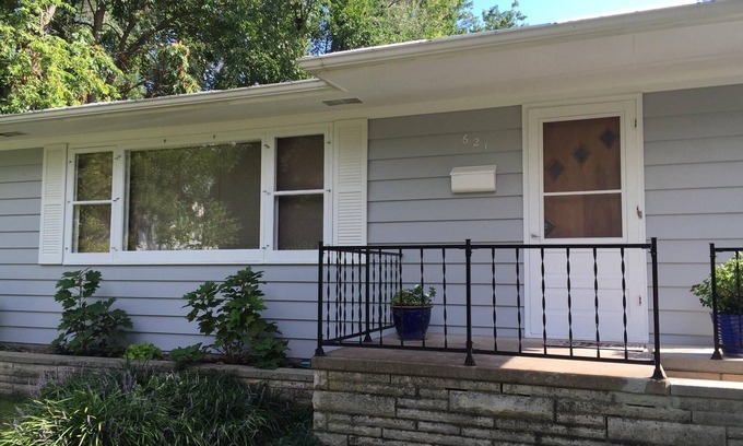 Manhattan House | Family friendly, close to downtown and restaurants , quiet neighborhood