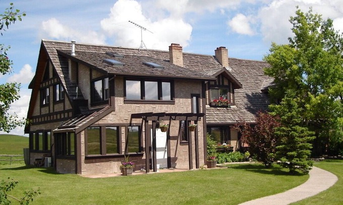 Mountain View Cabin | Family Friendly Country Lodge 15 Minutes Away from Waterton Lakes National Park