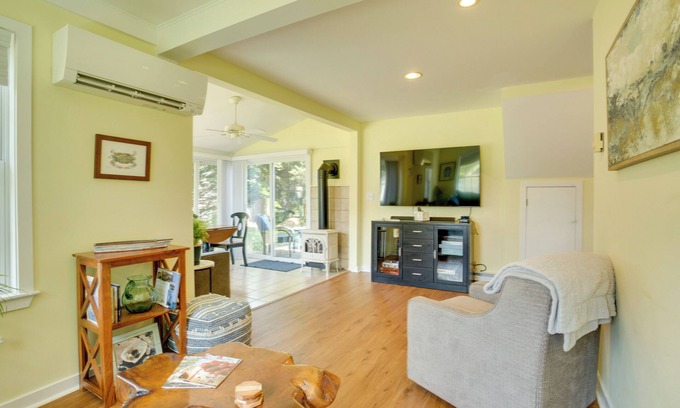 Golts Cottage | Family-Friendly Cottage, Walk to the Beach!