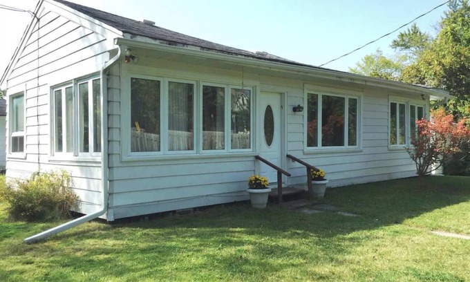 Georgina Apartment | Family-Friendly Cottage on Lake Simcoe with Private Shared Beach Access