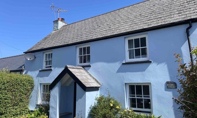 Angle House | Family-friendly cottage minutes from the beach
