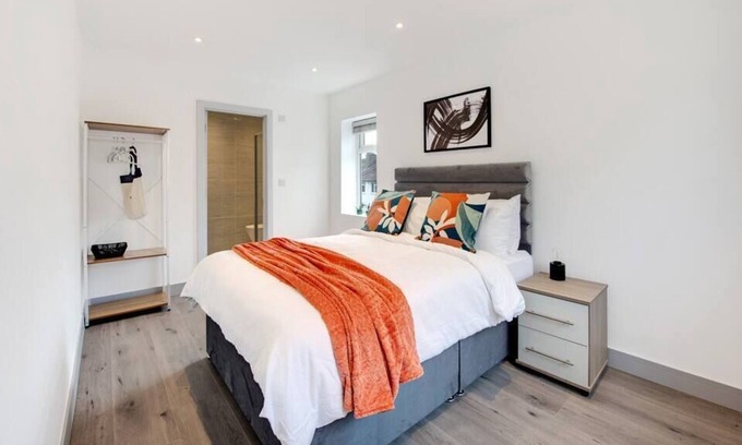 Sydenham Apartment | Family Friendly 3 BD Apartment