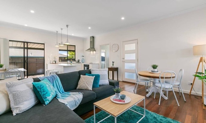 Sturt House | Family-Friendly Haven - Near Beach and Shopping