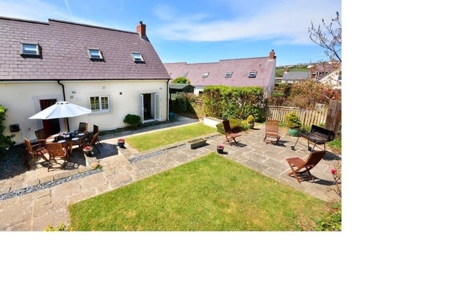 Little Haven House | Family friendly house 200m from the sea.