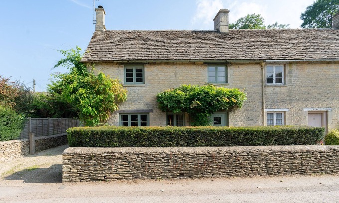 Barnsley Cottage | Family friendly holiday cottage in the Cotswolds with a superb garden - Winterberry Cottage