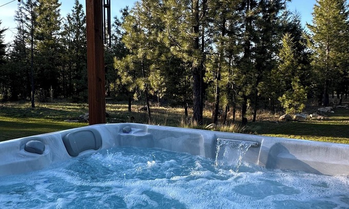 Athol House | Family friendly house minutes from Silverwood with hot tub & fire pit