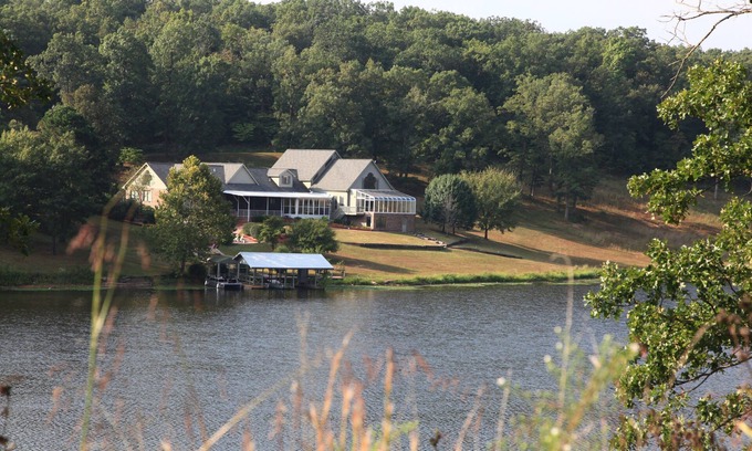 Rolla Cabin | Family-Friendly Lakeside Resort-like Home for Reunions, Retreats & Large Groups