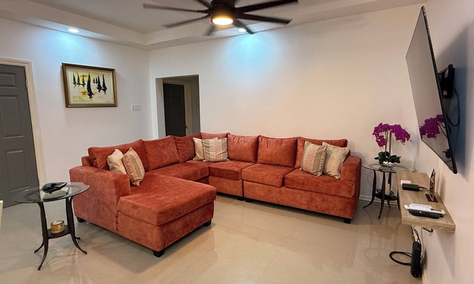 Havendale Apartment | Family-Friendly Modern Retreat: Spacious Apartment in the Heart of Kingston