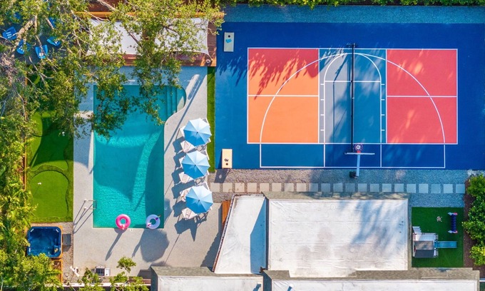 Clearwater House | Family-Friendly Oasis: 5BR~Sports Court~Large Heated Pool~Spa~PuttPutt~Game Room