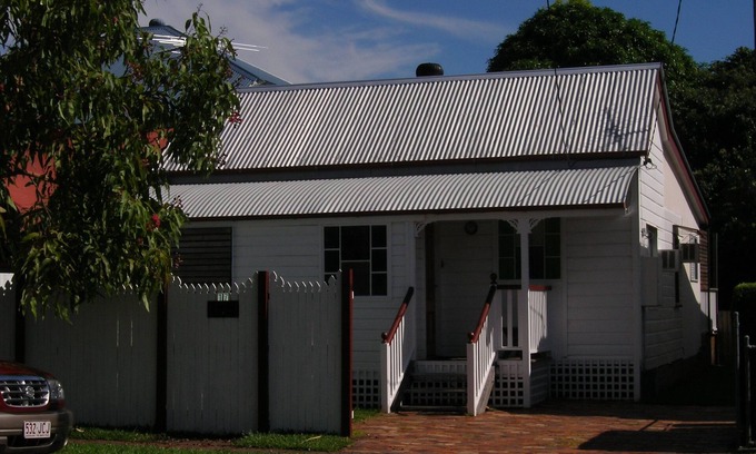 Wynnum House | Family-friendly. Pet-friendly. 50m to water. Air con. WiFi. Parking. BBQ deck