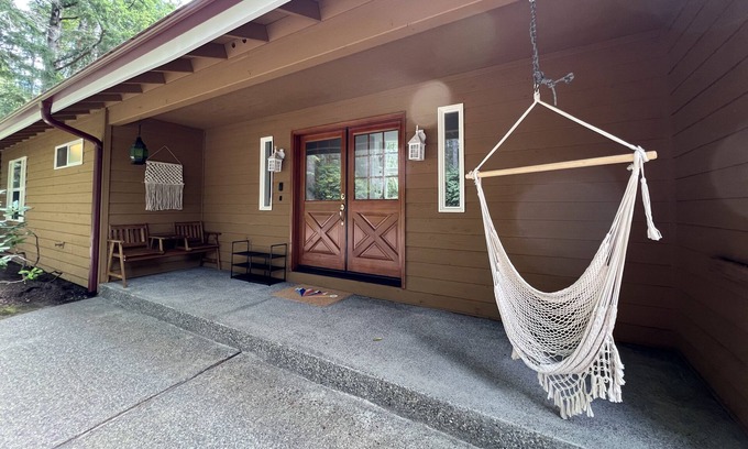 Allyn House | Family-friendly, pet-friendly lakefront retreat
