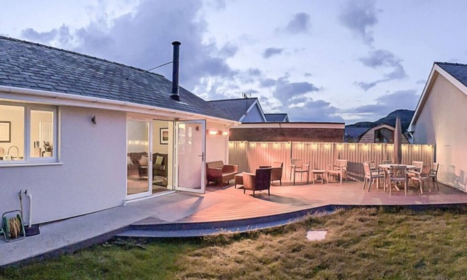 Morfa Bychan House | Family-Friendly Retreat between Beach & Mountains