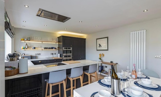 Morfa Bychan House | Family-Friendly Retreat between Beach & Mountains