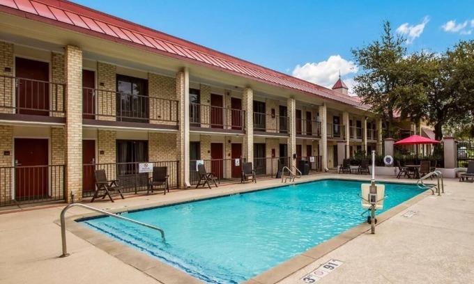 Addison Hotel | Family-Friendly Room: Comfort & Convenience in Suburbia