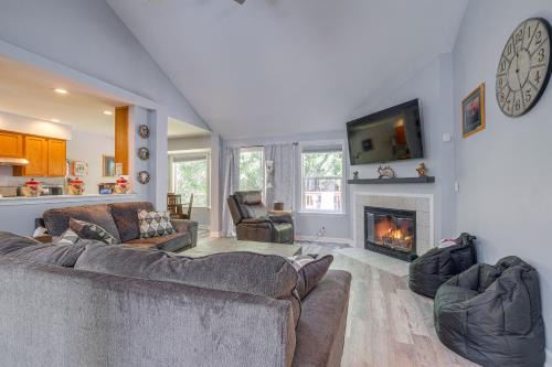 Silverdale House | Family-Friendly Silverdale Home with Private Deck!