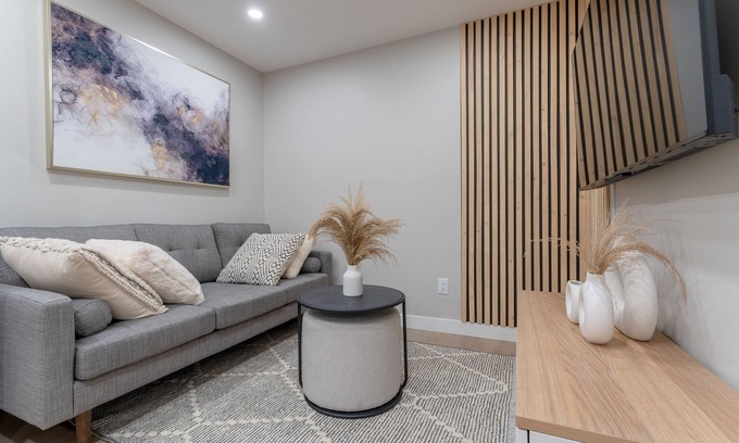 Northwest Calgary House | Family Friendly suite with close by amenities | 14mins to YYC | 20mins DT