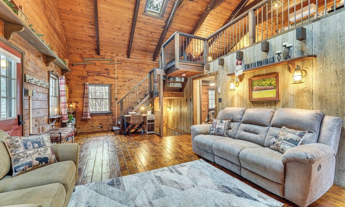 Blandburg Cabin | Family-Friendly Tyrone Cabin w/Deck Near Hiking