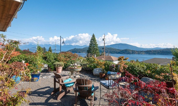 Gibsons Apartment | Family-friendly Urban Oasis with Beautiful Garden