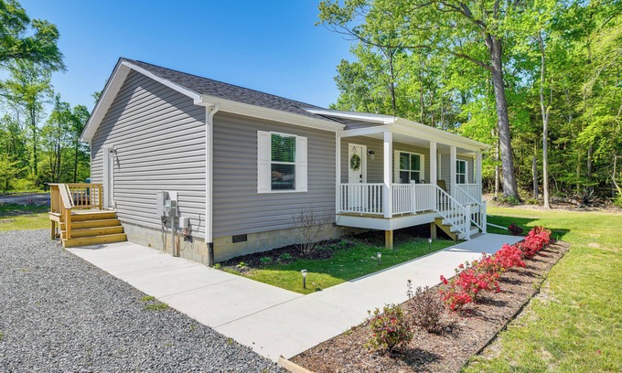 Colonial Beach House | Family-Friendly Home w/Deck Near Colonial Beach!