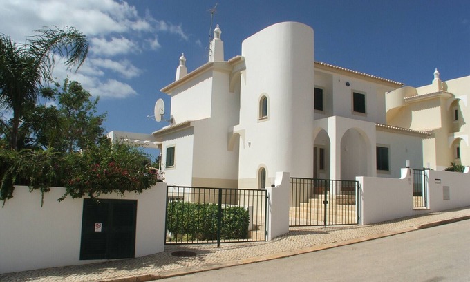 Albardeira Villa | Family Friendly Villa in secluded gardens close walk to the beach, marina & town