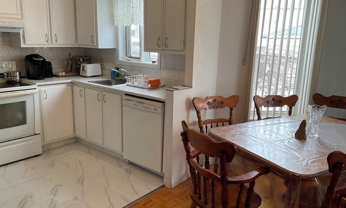 Fabreville House | Family-Friendlyin QuietLaval Neighborhood