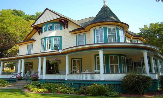 McGregor House | Family & Friends Getaway! 4bed|4.5bath Victorian