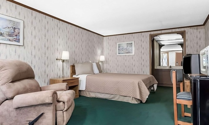 Summitt House | Family Fun! Pool, Picnic Area, Near Shops & Dining