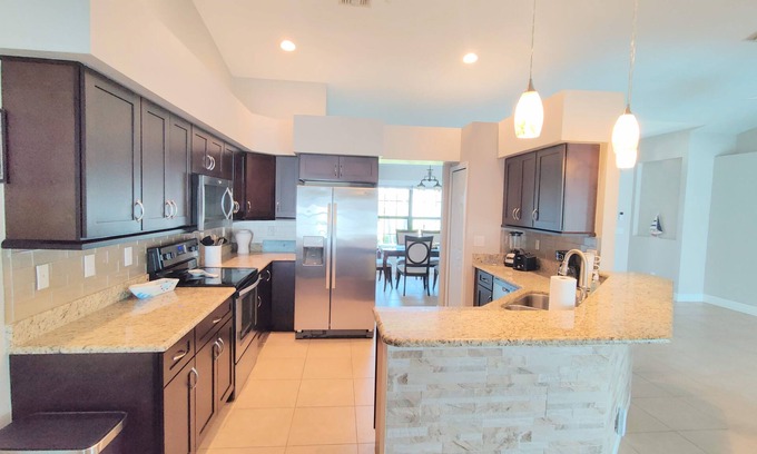 Caloosahatchee House | Family Fun Retreats! Heated Pool ! Big fenced yard! Dogs Friendly! Amazing 🤩
