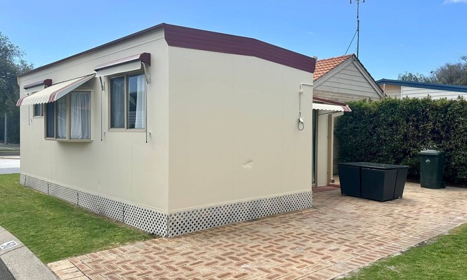 Broadwater House | Family Getaway - Cabin 50: Your Ideal Retreat for Comfort and Nature