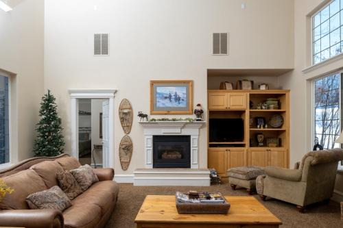 Midway House | Family Getaway-Hot Tub, Ice Castles & Tubing HS home