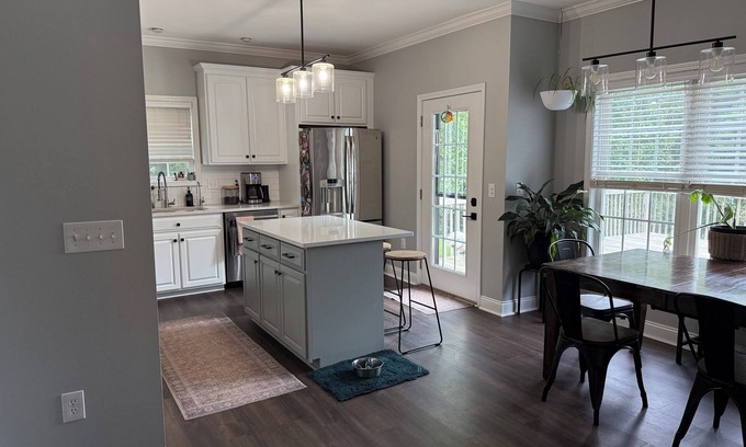 Troutville House | Family hiking w Pets, EV Charger+Peloton and Treadmill