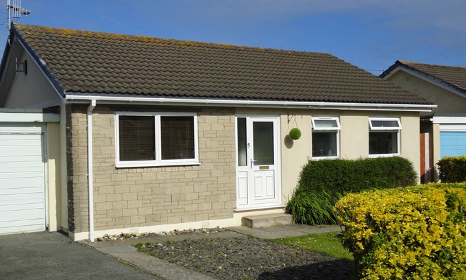 Fairbourne House | Family home close to beach, sleeps 6. great base for walks, dogs welcome.