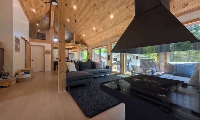 Notre-Dame-des-Laurentides House | Family Home for 12 people | Spa & Fireplace | AC