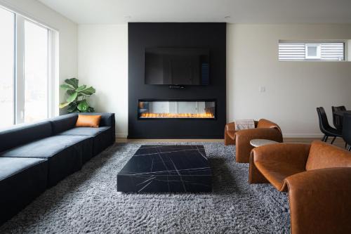 Waterford Valley House | Family Home Rooftop Patio King Gym Hot Tub