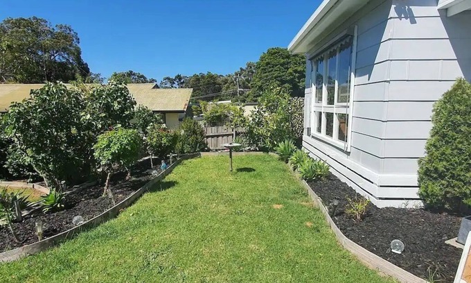 Lakes Entrance House | Family home-secure yard-beautiful landscaped